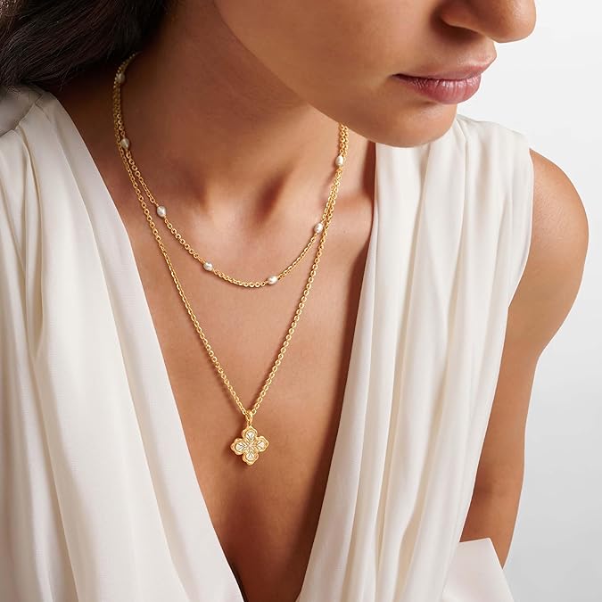 Versaltile_Double-sided Four Leaf Clover Necklace on woman